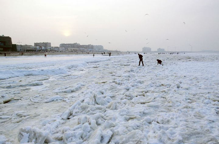 La banquise à Dunkerque, plage de Malo-les-Bains à 14h. © D.Raux