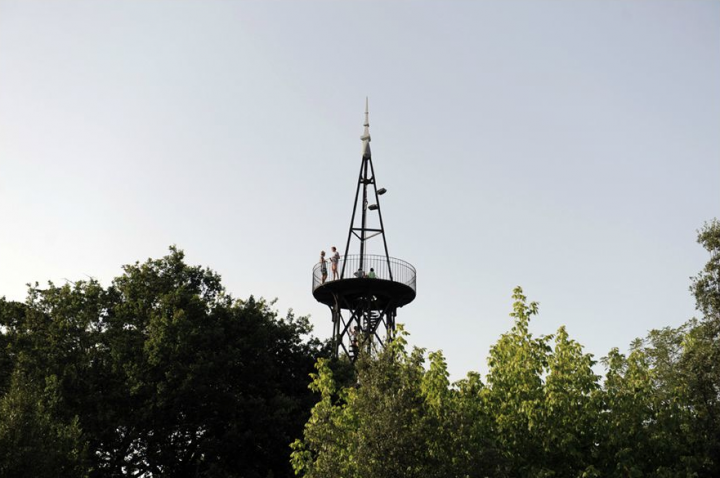 Haut de quinze mètres, cette tour métallique réalisée en 1863, est l'oeuvre de l'architecte
Paul Régnault qui eut comme assistant un certain Gustave Eiffel. © D.Raux