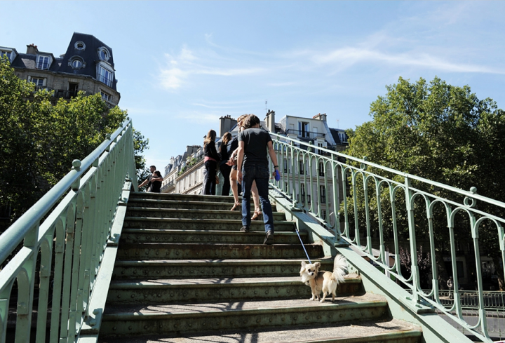 Son " atmosphère " particulière, ses mystérieuses voûtes souterraines, la poésie dégagée par cette voie d'eau bordée de marronniers et de platanes plus que centenaires, ponctuée de passerelles romantiques, font du canal Saint-Martin un point fort du tourisme à Paris. © Photo Didier Raux