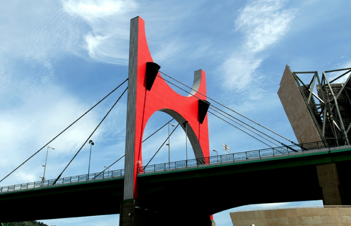 La couleur de la sculpture est un rouge vif, en fort contraste avec le vert de la structure. © Photo Didier Raux