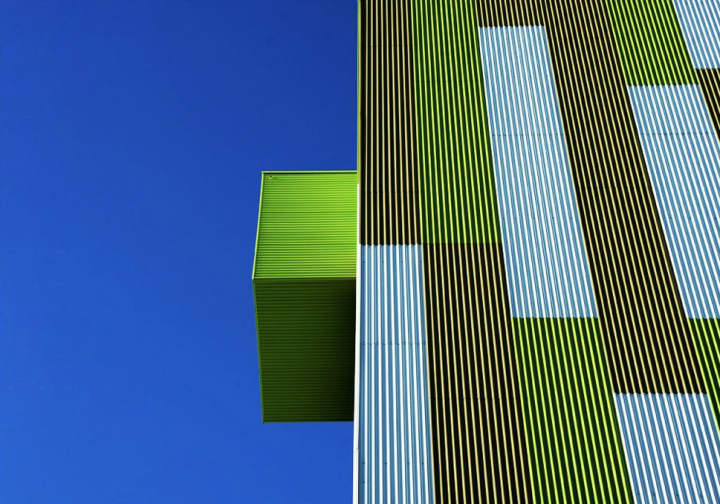Boites en porte à faux greffées sur la façade et disposées de façon aléatoire. © Photo Didier Raux