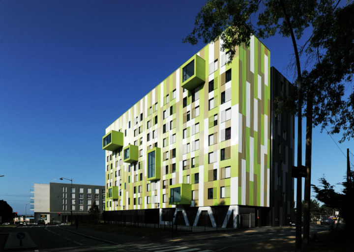 Le bâtiment se définie par deux lamelles formées par la couleur du bardage, l’une verte en vis-à-vis avec l’espace végétal, l’autre noir en relation avec les flux urbain. © Photo Didier Raux