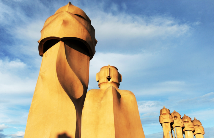 Des guerriers au masque impassible montent la garde, des géants enturbannés dominent l'édifice. Les sculptures asymétriques, trouées, tarabiscotées, sous lesquelles se dissimulent les cheminées, les bouches d'aération et les sorties des cages d'escaliers peuplent le toit. © Photos Didier Raux