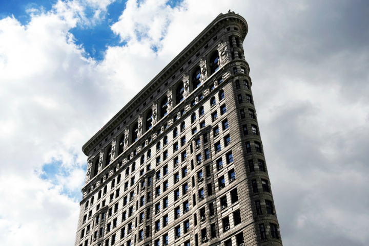 Sa forme caractéristique est due au croisement à cet endroit de la 5e avenue avec Broadway avenue qui est la seule avenue de New York ne respectant pas le plan
d'alignementavec croisements à angles droits des autres artères. En conséquence, il a fallu construire un immeuble en pointe à l'intersection. Achevé en 1902, il fait partie des premiers gratte-ciels construits à New York. C'est aussi l'un des premiers à comporter une armature en acier.© Photo Didier Raux