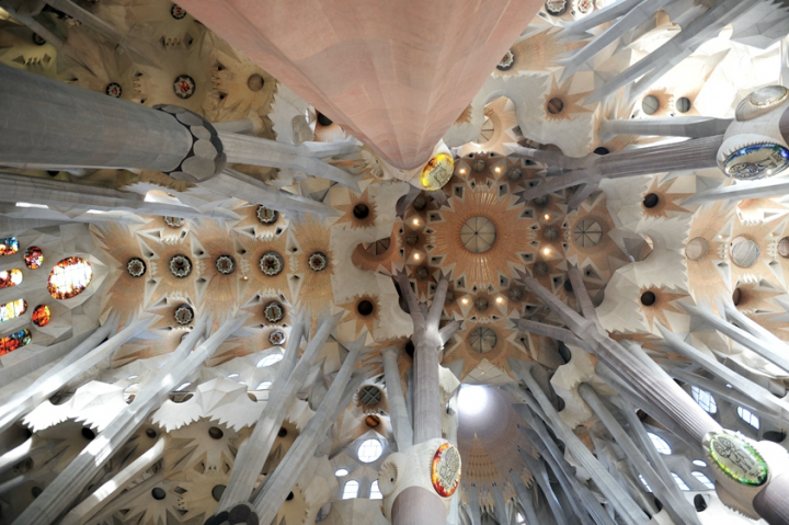Le chef-d'oeuvre inachevé de l'architecte catalan Antonio Gaudi, a ouvert ses portes au culte fin 2008, 126 ans après le début de sa construction. Comme un objet qui s'anime, le bâtiment prit un tour de plus en plus délirant
au fur et à mesure de l'avancée du chantier. © Photos Didier Raux