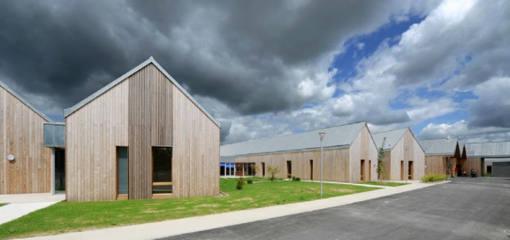 Le bâtiment est conçu comme un village avec des sites différenciés mais reliés entre eux. Le bois présent en façade, tantôt massif, tantôt ajouré, répond à l’environnement
paysager qui s’ouvre au nord. © Photos Didier Raux