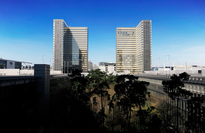 Cet ensemble de bâtiments se veut d’une esthétique à la fois classique et minimaliste.
La bibliothèque est organisée autour d'un socle, vaste plate-forme horizontale qui constitue l’esplanade et de quatre tours de verre en forme de livres ouverts placées aux quatre angles. © Photos Didier Raux