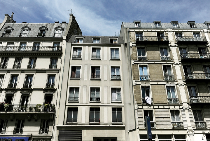 145 rue La Fayette, 10e arrondissement : puits de ventilation du RER B1, l’immeuble est en réalité qu’une simple bouche d’aération (géante) de la RATP. © Photo Didier Raux