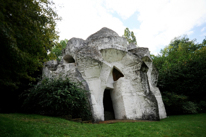 André Bloc réalise deux « sculptures habitacles » dans le parc de sa maison,
sculptures monumentales destinées à pouvoir être habitées. Les sculptures concrétisent
ses idées « sur la synthèse entre l'architecture et la sculpture dans une "forme libre" » Photos Didier Raux