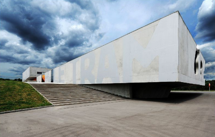 La beauté brut du béton à la douceur acidulée des couleurs intérieures, le TRAM en impose. 100 mètres de long sur 40 mètres de large et un impressionnant porte-à-faux de 16 mètres. © πhotos Didie Raux