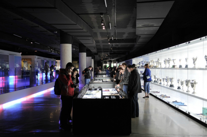 Plus d'un million de visiteurs chaque année pour voir les Trophées et documents qui retracent l'histoire du club. Un mur interactif avec des contenus de socios, joueurs, histoire du club, Fondation… © Photo Didier Raux