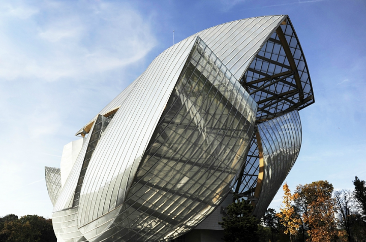 À la fois complexe et extrêmement fluide, le bâtiment de Frank Gehry, construit sur une parcelle étroite en lisière du jardin d'acclimatation, est de fait le premier chef-d'oeuvre de la fondation. © Photo Didier Raux