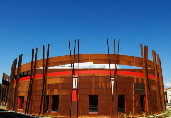 le Pôle culturel du Marsan, ce nouvel équipement à l’architecture ovale étonnante, dédié au spectacle vivant, situé au coeur de Saint-Pierre du Mont.© Photo Didier Raux