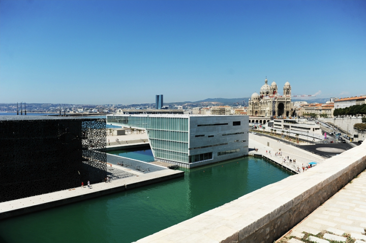 Une toute nouvelle promenade, grâce à l'installation de deux nouvelles passerelles qui relient, le fort Saint-Jean rénové au tout nouveau musée le MuCem et à la Villa Méditérranée.