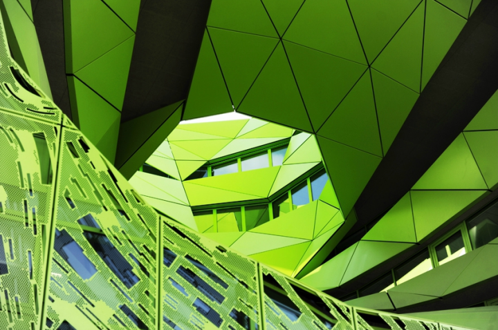 Les deux «yeux» de l’immeuble font office d’atrium lumineux. © Photo Didier Raux
