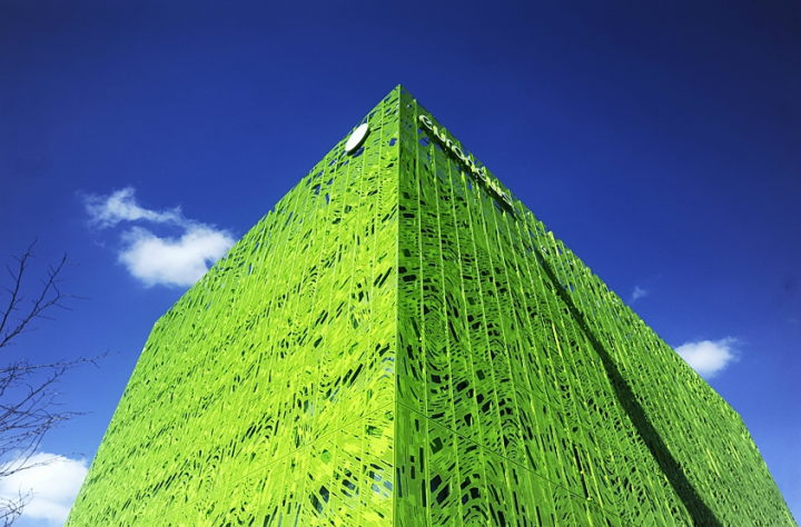 Ce gros cube vert en bord de Saône à Lyon accueille le siège mondial de la
chaîne de télé Euronews. Un bâtiment réalisé par Jakob + MacFarlane dans
les mêmes tons que la Cité de la mode à Paris. © Photo Didier Raux