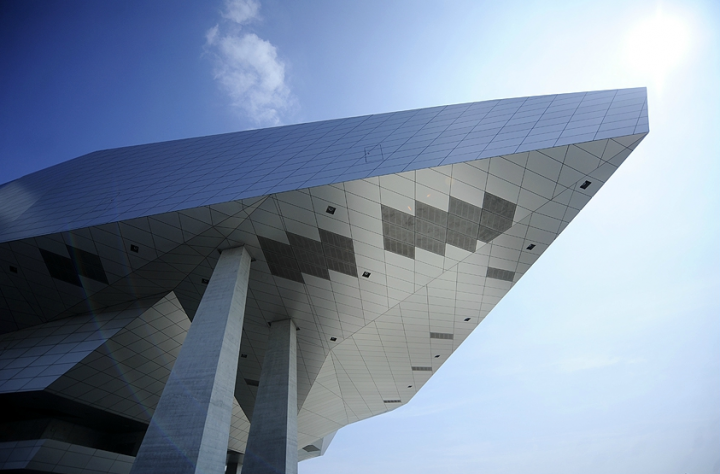 Au-delà d’un emplacement géographique qui le définit, le musée des Confluences – qui porte avec beaucoup de justesse son nom – est une philosophie de la rencontre, un goût de l’échange, une intelligence de regards croisés. Photos Didier Raux