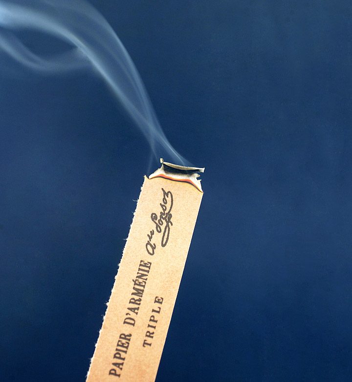 Le papier buvard est imprégné de la solution de benjoin, d’alcool et d’extraits de plante macérés. Découpe et façonnage des feuilles de papier d’Arménie. © Photo Didier Raux