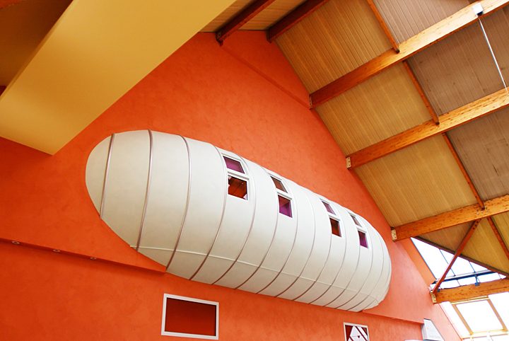 Salle de relaxation new age, cette étrange capsule spatiale ovoïde surplombe d'un côté la salle de gymnastique et de l’autre, le grand hall. © Photo Didier Raux