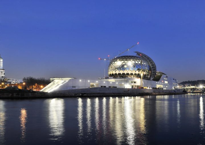 La Seine Musicale, nouvel écrin culturel de l’ouest parisien. L'auditorium de la Seine Musicale de l'île Seguin entouré d'une voile mobile faite de panneaux solaires. © Photo Didier Raux