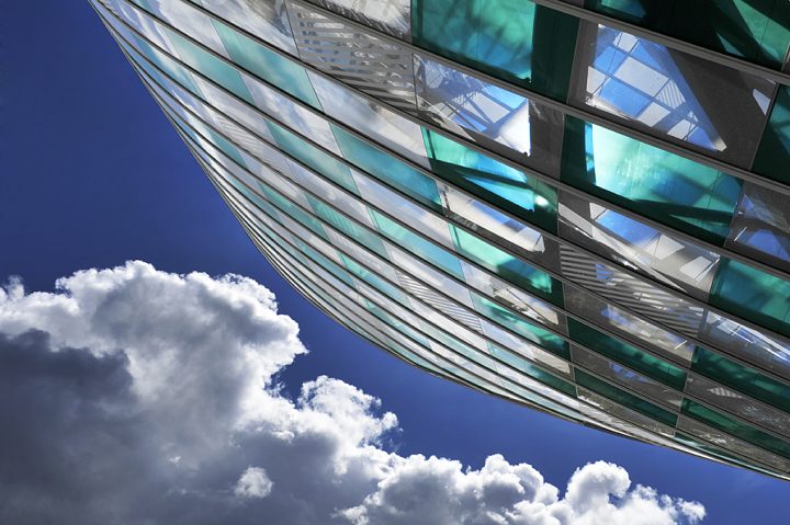 « Daniel Buren a conçu un projet grandiose, pertinent et enchanteur, fruit d’un dialogue véritable avec Frank Gehry et son bâtiment. Son oeuvre répond magnifiquement à l’architecture dans la continuité d’un travail, initié dès les années 1970, où se croisent couleurs, transparence et lumière. » Bernard Arnault, Président de la Fondation Louis Vuitton. © Photo Didier Raux