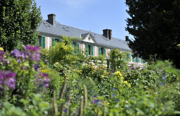 En entrant dans la maison de Monet, le visiteur doit imaginer la maison résonnant des cavalcades des huit enfants, des allées et venues de Claude Monet entre son atelier et le jardin, l’atmosphère qui régnait dans la cuisine dès le matin quand les légumes arrivaient tout frais du potager, les retours de marché, les arrivées des amis venus de Paris…
© Photos Didier Raux