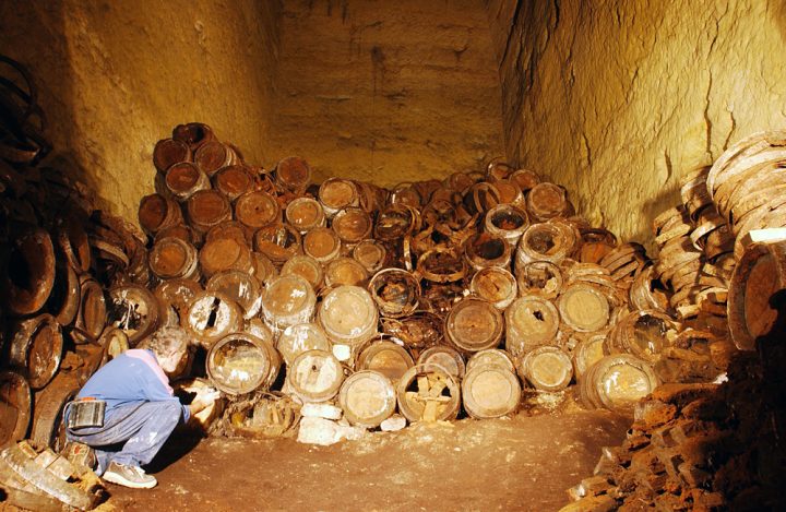 A partir du 17ème siècle, des marchands de vins s'installèrent sur la commune de Sèvres afin de desservir la Cour du Roi, nouvellement installée à Versailles. La plaine de Versailles, trop marécageuse, ne pouvait permettre de conserver le vin dans de bonnes conditions. Ces marchands répondaient à la seule autorité du grand-maître des services de bouche de la Cour. © Photographies Didier Raux