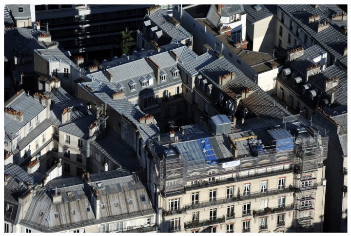 Si le « savoir-faire des couvreurs zingueurs parisiens » a été reconnu par l’État le 27 juin dernier, les toits de Paris pourraient aussi prétendre à une inscription au patrimoine mondial de l’UNESCO… © Photos Didier Raux