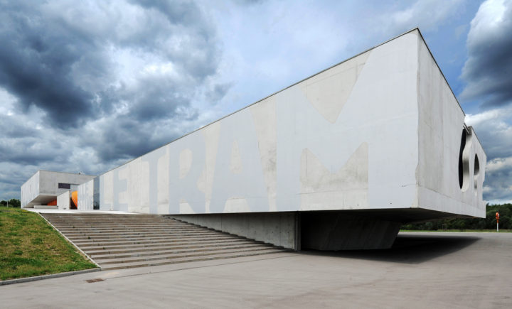 Le conservatoire de musique est un parallélépipède de béton brut, quasi en lévitation, de 100 mètres de long sur 40 mètres de large, arborant un impressionnant porte-à-faux de 16 mètres. © Photos Didier Raux