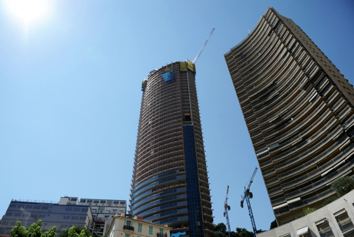 Haute de 170 mètres, cette tour comportera entre autres, 70 appartements de luxe. La Tour Odéon est un des rares gratte-ciel à s’être élevé dans la ville de
Monaco depuis de nombreuses années. © Photo Didier Raux